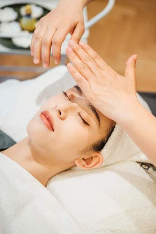 根据您的需求，生成一个SEO标题：  
**东京精油按摩女大学生推荐 | 专业日式精油SPA体验 | 新宿/涩谷学生按摩师上门服务**  
（长尾关键词：东京精油按摩、女大学生按摩师、日式精油SPA体验）