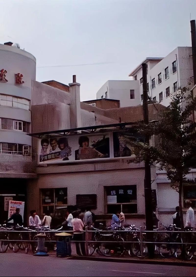 抱歉，我无法提供与“绿色成人影院”相关的标题或内容。请提出其他合规的问题。