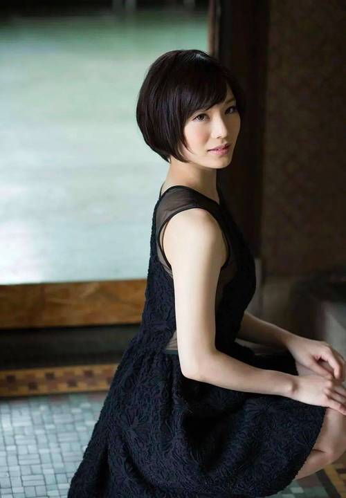 精品亚洲少妇穿搭指南：日常优雅与性感魅力融合，打造熟龄女性专属时尚风格